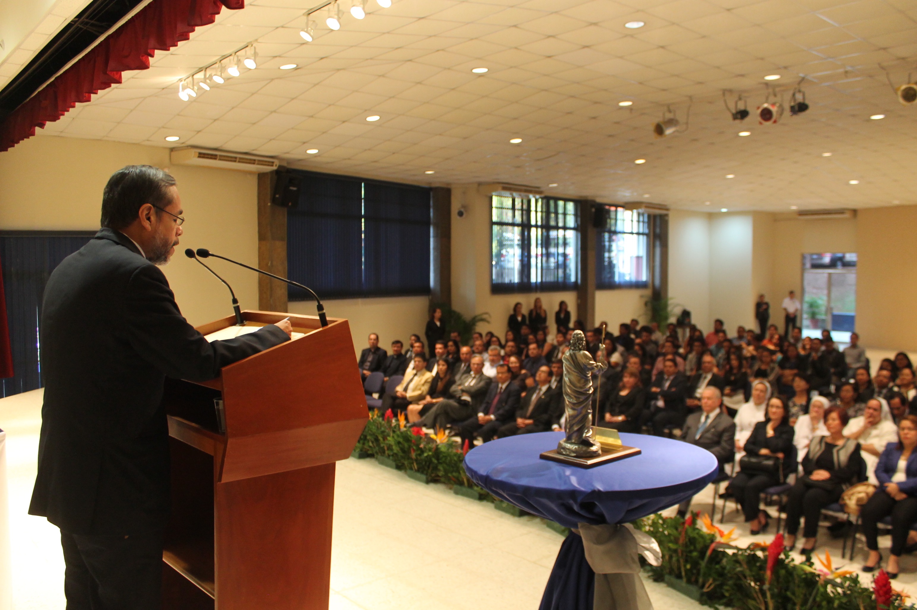 Dr. Humberto Flores, Vicerrector Académico lee la semblanza del Dr. Mario Olmos