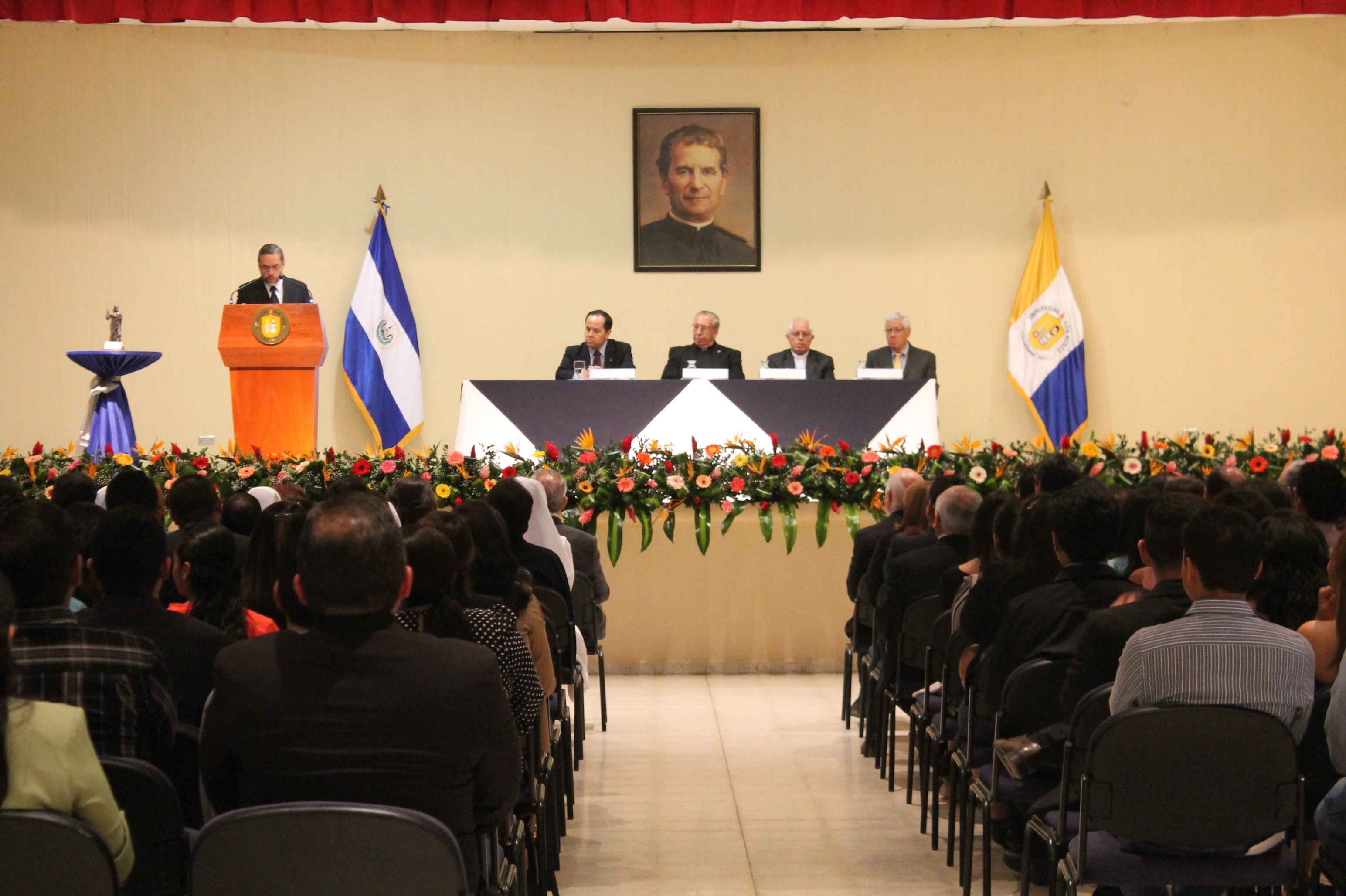 Dr. Humberto Flores, Vicerrector Académico lee la semblanza del Dr. Mario Olmos