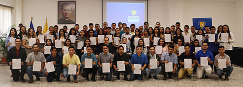 Nuevos jóvenes reciben becas de estudios universitarios