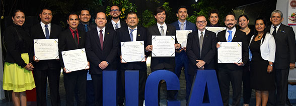 UCA y UDB graduaron a sus primeros máster cotitulados