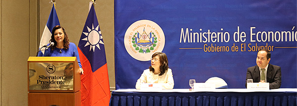 Ministerio de Economía premia a ganadores del concurso de diseño “El Salvador en una caja 2017”